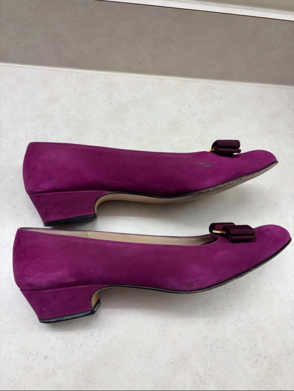 Salvatore Ferragamo fuchsia suede bow flats with gold plaque - Picture 2 of 8